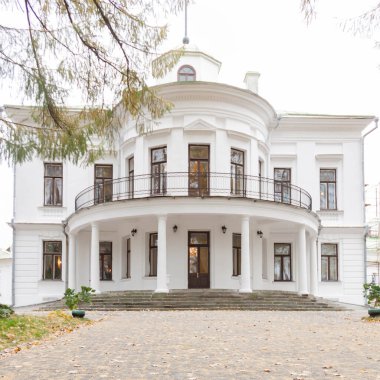 Rusya, Moskova Bölgesi - 13 Ekim 2019: Rusya 'nın Firsanovka kentindeki Serednikovo malikanesinin güzel sonbahar manzarası.