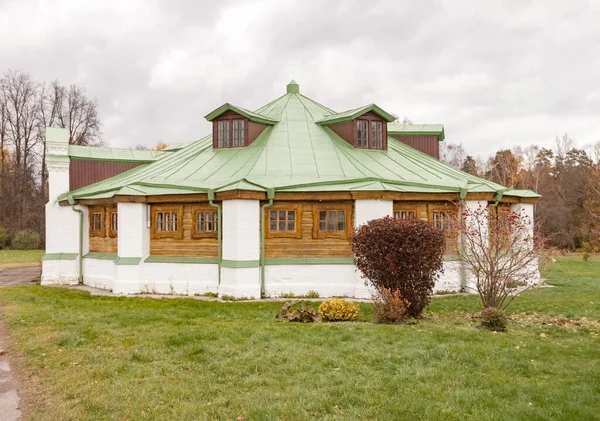 Russia, Moscow Region - October 13, 2019: Beautiful autumnal view of the manor Serednikovo in Firsanovka, Russia. — Stock Photo, Image