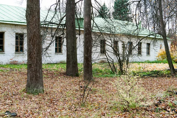 Russie, Région de Moscou - 13 octobre 2019 : Belle vue automnale du manoir Serednikovo à Firsanovka, Russie . — Photo