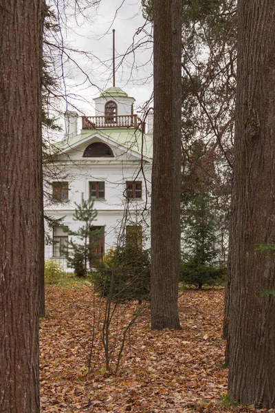 Russia, Moscow Region - October 13, 2019: Beautiful autumnal view of the manor Serednikovo in Firsanovka, Russia. — Stock Photo, Image