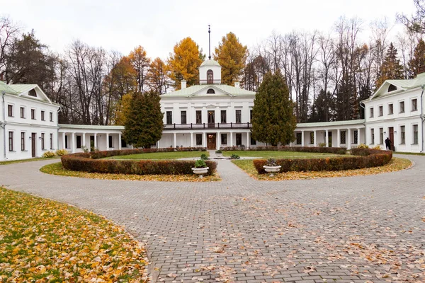 Russia, Moscow Region - October 13, 2019: Beautiful autumnal view of the manor Serednikovo in Firsanovka, Russia. — Stock Photo, Image