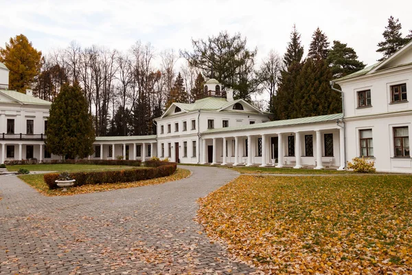 Russia, Moscow Region - October 13, 2019: Beautiful autumnal view of the manor Serednikovo in Firsanovka, Russia. — Stock Photo, Image