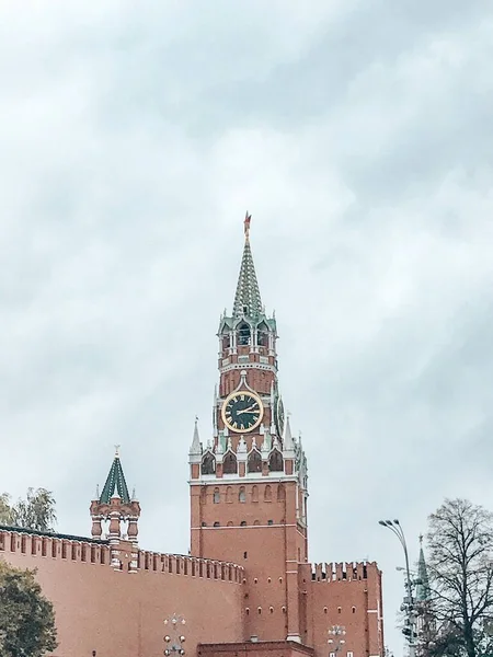 Moskova, Rusya, Ekim 12, 2019: Kremlin Spasskaya Kulesi Sonbahar yağmurlu arka planda Kızıl Meydan 'dan