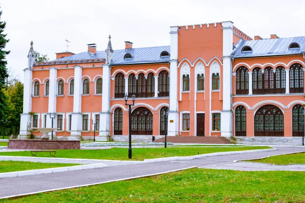 Russia, Marfino, 29 settembre 2019: Edificio principale del palazzo nobiliare gotico della vecchia Mosca Marfino — Foto Stock