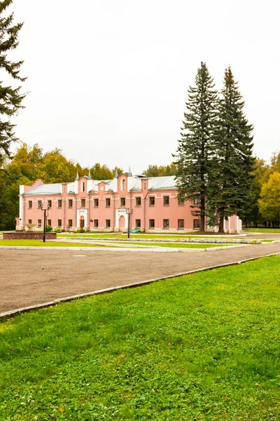 Rusia, Marfino, 29 de septiembre de 2019: antiguo arco en palacio parque del gótico Antiguo Moscú Noble conde mansión Marfino — Foto de Stock