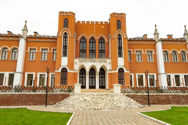 Russia, Marfino, 29 settembre 2019: Edificio principale del palazzo nobiliare gotico della vecchia Mosca Marfino — Foto Stock