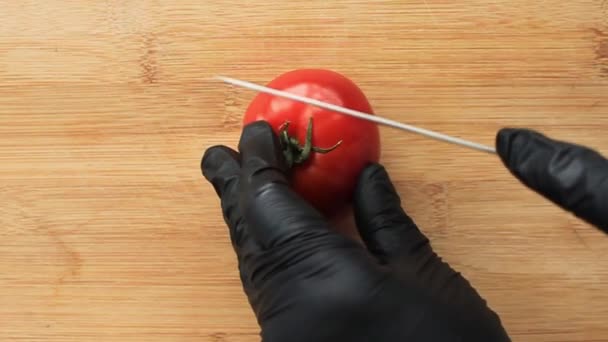 Koch Hände Schwarzen Handschuhen Schneiden Rote Saftige Tomaten Auf Bambus — Stockvideo