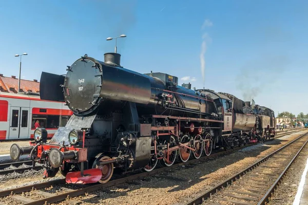老式蒸汽火车机车与蓝天上的烟雾 — 图库照片