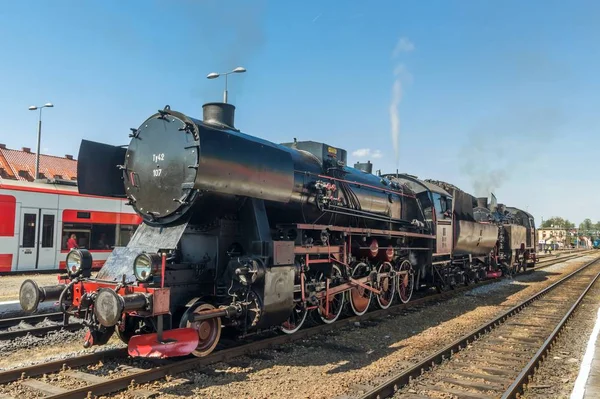 Vintage Trem Vapor Locomotiva Com Fumaça Céu Azul — Fotografia de Stock