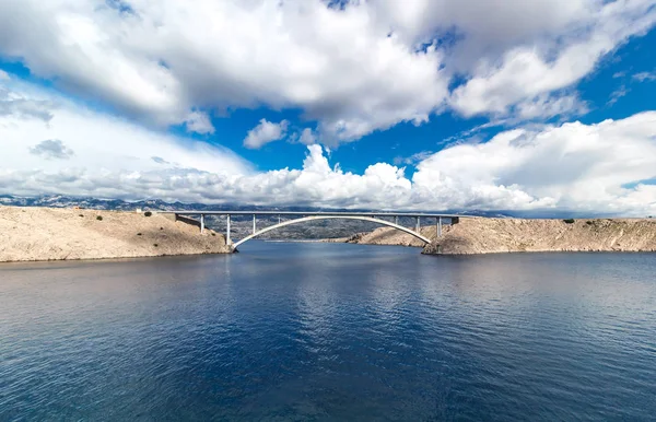 Hemel Met Wolken Zomerdag Pag Brug Kroatië Europa — Stockfoto