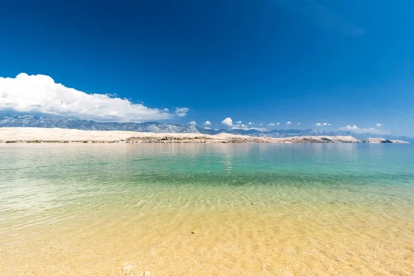 Hermosa Playa Croata Soleado Día Verano Agua Azul —  Fotos de Stock