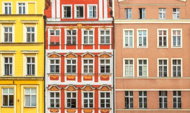 Eski evlerin renkli ön duvarı