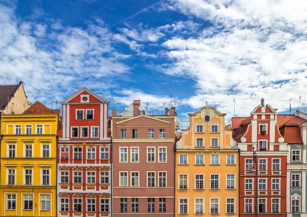 Oude Europese huurwoningen tegen de blauwe hemel — Stockfoto