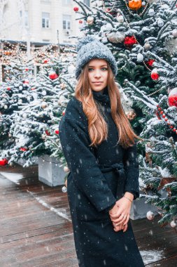 Güzel Rus kız kış giysileri bir bulut gün Noel top eğleniyor Tverskaya Meydanı'nda Noel zamanında el ile