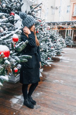 Noel zamanında Tverskaya Meydanı'nda yürüyüş kış tarzı giysiler içinde bir bulut gün güzel Rus kızı