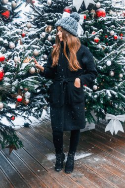 Noel zamanında Tverskaya Meydanı'nda yürüyüş kış tarzı giysiler içinde bir bulut gün güzel Rus kızı