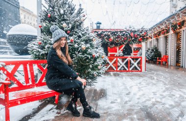 Noel zamanında Tverskaya Meydanı'nda yürüyüş kış tarzı giysiler içinde bir bulut gün güzel Rus kızı