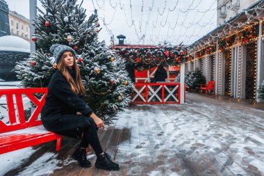 Noel zamanında Tverskaya Meydanı'nda yürüyüş kış tarzı giysiler içinde bir bulut gün güzel Rus kızı