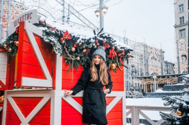 Noel zamanında Tverskaya Meydanı'nda yürüyüş kış tarzı giysiler içinde bir bulut gün güzel Rus kızı