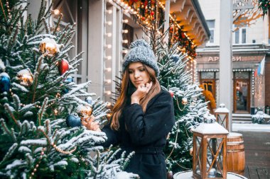 Noel zamanında Tverskaya Meydanı'nda yürüyüş bir bulut gün güzel Rus kızı