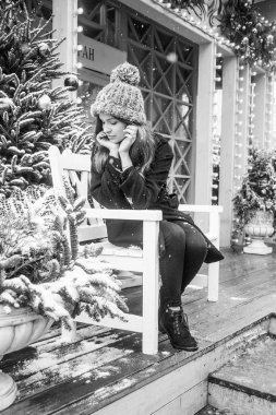 Noel zamanında Tverskaya Meydanı'nda yürüyüş kış tarzı giysiler içinde bir bulut gün güzel Rus kızı