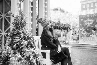 Noel zamanında Tverskaya Meydanı'nda yürüyüş kış tarzı giysiler içinde bir bulut gün güzel Rus kızı