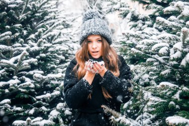 Güzel Rus kız kar üzerinde Noel zamanında Tverskaya Meydanı'nda üfleme.