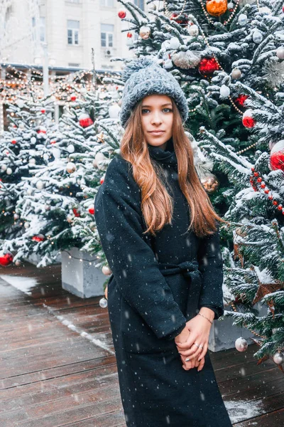 Güzel Rus Kız Kış Giysileri Bir Bulut Gün Noel Top — Stok fotoğraf