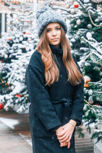 Hermosa Chica Rusa Día Nublado Ropa Invierno Con Bola Navidad —  Fotos de Stock