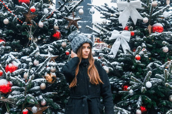 Hermosa Chica Rusa Día Nublado Ropa Estilo Invierno Caminando Plaza —  Fotos de Stock