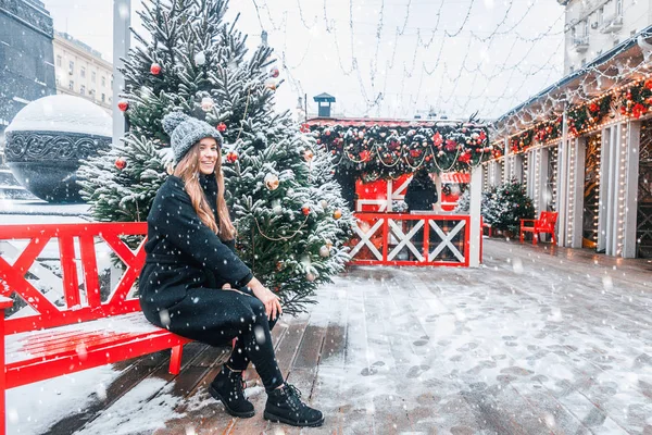 Noel Zamanında Tverskaya Meydanı Nda Yürüyüş Kış Tarzı Giysiler Içinde — Stok fotoğraf