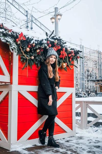 Piękny Rosyjski Dziewczyna Chmura Dzień Zimie Styl Ubrania Chodzenie Placu — Zdjęcie stockowe