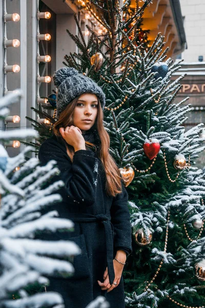 クリスマス時期のトヴェルスカヤ広場に歩いて冬服スタイルで雲日の美しいロシアの女の子 — ストック写真