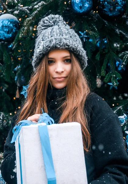 Hermosa Chica Rusa Día Nublado Caminando Plaza Tverskaya Tiempo Navidad —  Fotos de Stock