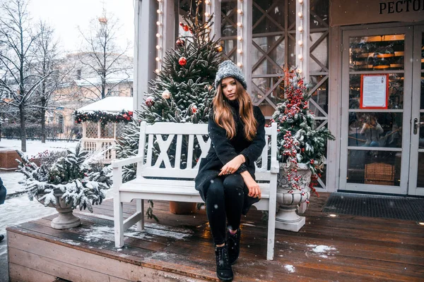 Menina Russa Bonita Dia Nuvem Andando Praça Tverskaya Tempo Natal — Fotografia de Stock