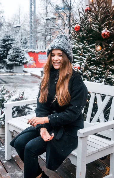 Hermosa Chica Rusa Día Nublado Caminando Plaza Tverskaya Tiempo Navidad — Foto de Stock