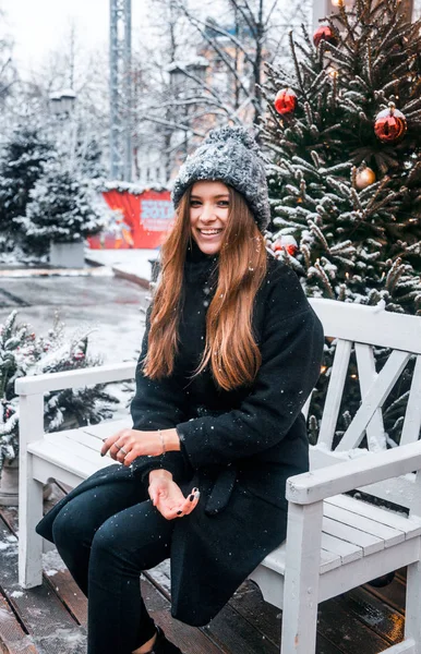 Hermosa Chica Rusa Día Nublado Caminando Plaza Tverskaya Tiempo Navidad —  Fotos de Stock