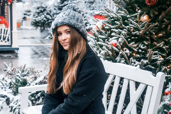 Hermosa Chica Rusa Día Nublado Caminando Plaza Tverskaya Tiempo Navidad — Foto de Stock