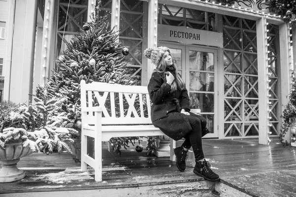 Hermosa Chica Rusa Día Nublado Caminando Plaza Tverskaya Tiempo Navidad —  Fotos de Stock