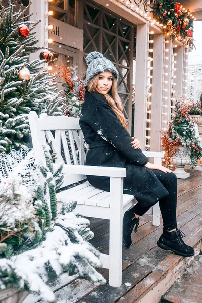 Hermosa Chica Rusa Día Nublado Caminando Plaza Tverskaya Tiempo Navidad —  Fotos de Stock