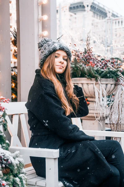 Schöne Russische Mädchen Einem Wolkentag Winterkleidung Fuß Auf Dem Twerskaja — Stockfoto