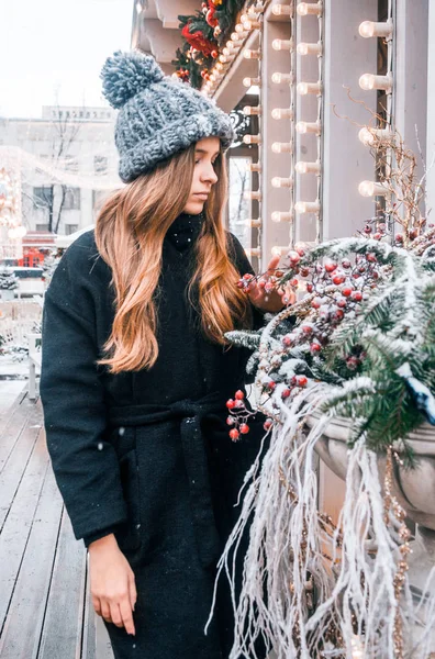 Hermosa Chica Rusa Día Nublado Ropa Estilo Invierno Caminando Plaza —  Fotos de Stock