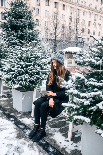Noel Zamanında Tverskaya Meydanı Nda Yürüyüş Kış Tarzı Giysiler Içinde — Stok fotoğraf