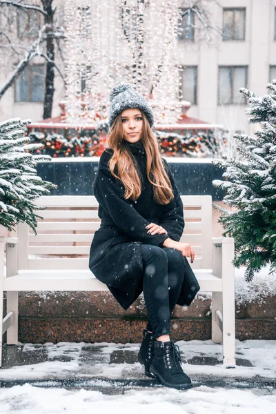 Hermosa Chica Rusa Soplando Nieve Tiempo Navidad Plaza Tverskaya —  Fotos de Stock