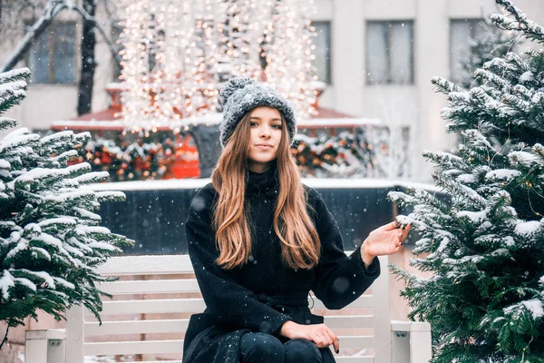 Menina Russa Bonita Soprando Neve Tempo Natal Praça Tverskaya — Fotografia de Stock