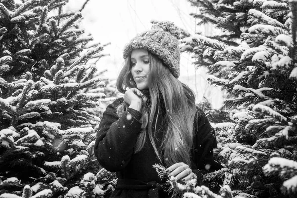 Menina Russa Bonita Soprando Neve Tempo Natal Praça Tverskaya — Fotografia de Stock