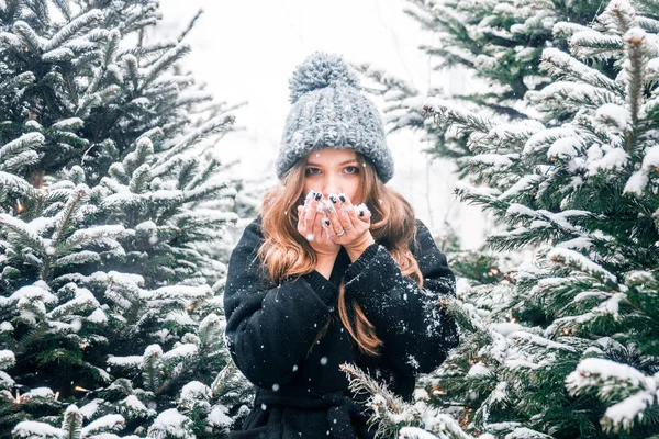 トヴェルスカヤ広場にクリスマス時期の雪の上吹く美しいロシアの女の子 — ストック写真