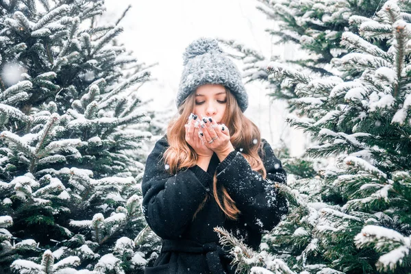 トヴェルスカヤ広場にクリスマス時期の雪の上吹く美しいロシアの女の子 — ストック写真