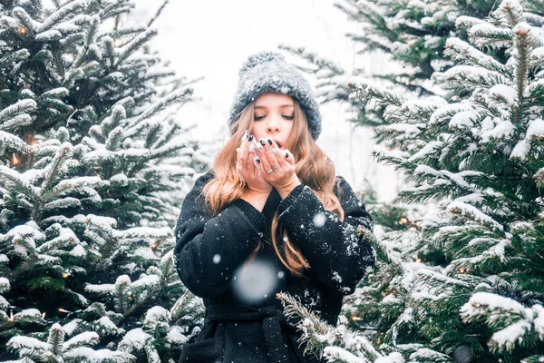 Belle Fille Russe Dans Une Journée Nuageuse Dans Des Vêtements — Photo