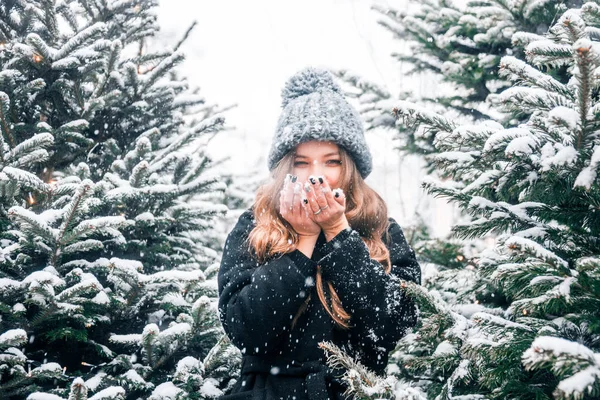 クリスマス時期のトヴェルスカヤ広場に歩いて冬服スタイルで雲日の美しいロシアの女の子 — ストック写真